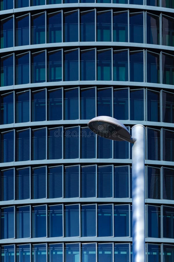 Gatalampa med en modern byggnadsfasad fotografering för bildbyråer Gatalampa med en modern byggnadsfasad fotografering för bildbyråer