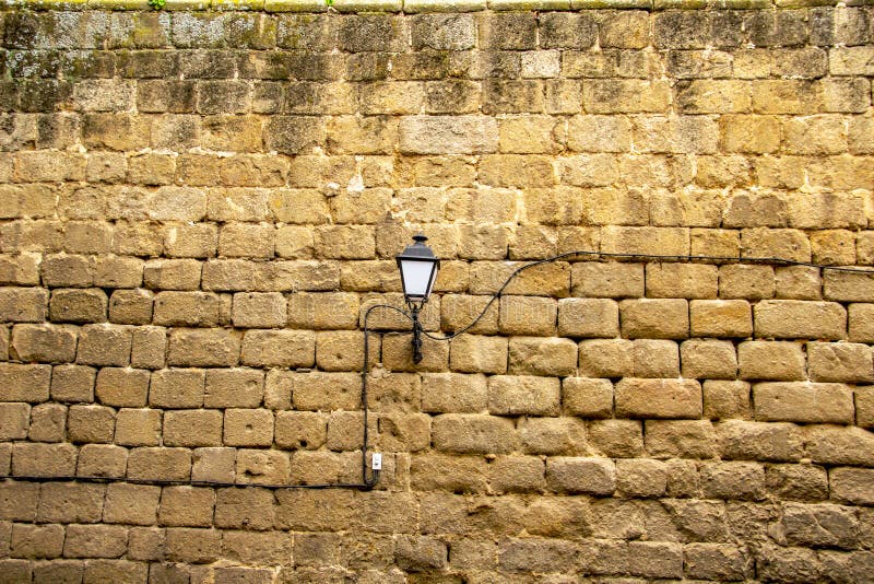 Gataljus på en forntida vägg, Toledo royaltyfri fotografi Gataljus på en forntida vägg, Toledo royaltyfri fotografi