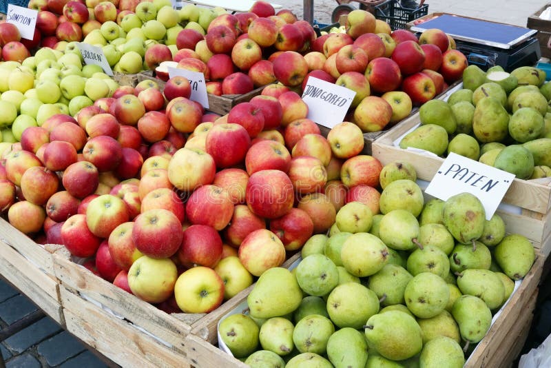 Gatamarknaden av nya röda och gröna trädgårds- äpplen bär frukt i träaskar arkivbild Gatamarknaden av nya röda och gröna trädgårds- äpplen bär frukt i träaskar arkivbild
