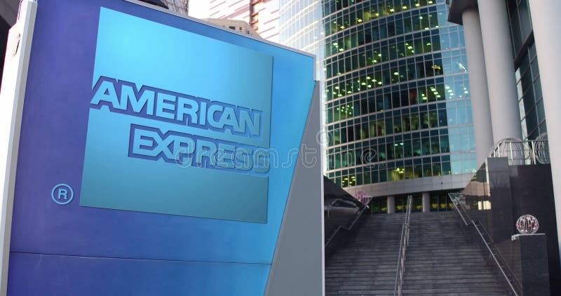 Gatasignagebräde med den American Express logoen Modern kontorsmittskyskrapa och trappabakgrund Ledare 4K 3D