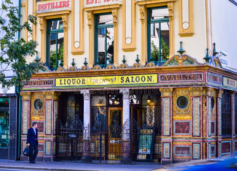 Gatasikt av kronastången, berömd bar på den stora victorial gatan Belfast royaltyfria bilder Gatasikt av kronastången, berömd bar på den stora victorial gatan Belfast royaltyfria bilder