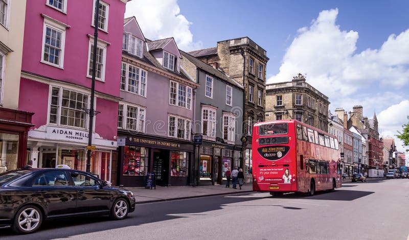Gatasikt av storgatan i Oxford, UK royaltyfria foton Gatasikt av storgatan i Oxford, UK royaltyfria foton