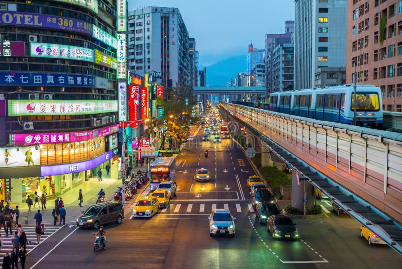 Gatasikt av Taipei med tunnelbanadrevet som att närma sig den Zhongxiao Fuxing stationen arkivbild Gatasikt av Taipei med tunnelbanadrevet som att närma sig den Zhongxiao Fuxing stationen arkivbild