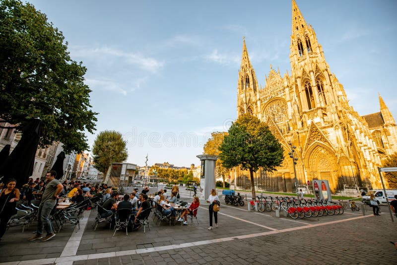 Gatasikt med caathedral och monument i Rouen, Frankrike royaltyfria foton Gatasikt med caathedral och monument i Rouen, Frankrike royaltyfria foton