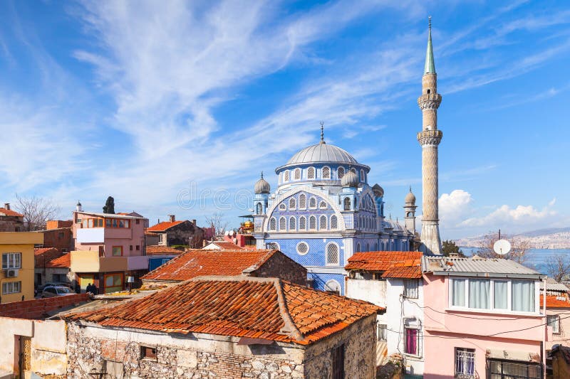 Gatasikt med den Fatih Camii moskén, Izmir, Turkiet royaltyfri foto Gatasikt med den Fatih Camii moskén, Izmir, Turkiet royaltyfri foto