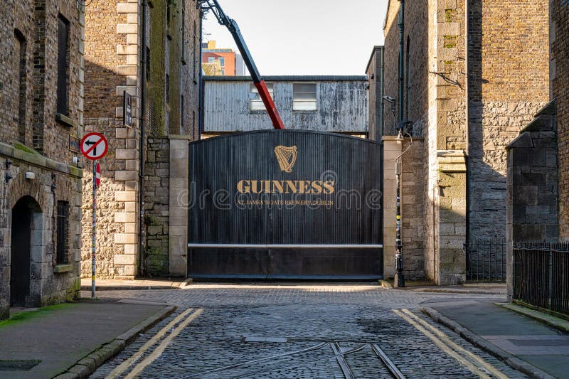Gate to Guinness. Dublin Irland Feb 5 2025 : Den berömda svarta porten till Guinness-bryggeriet i Dublin