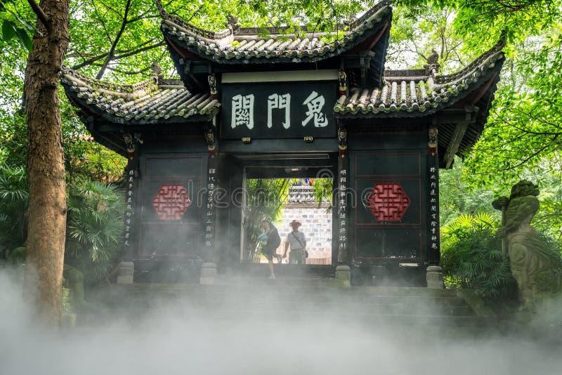 Gates of Hell aka Guimen Gate and neist in Fengdu Ghost City Fengdu Chongqing China ( Übersetzung: Gate to Hell lizenzfreie stockfotos Gates of Hell aka Guimen Gate and neist in Fengdu Ghost City Fengdu Chongqing China ( Übersetzung: Gate to Hell lizenzfreie stockfotos