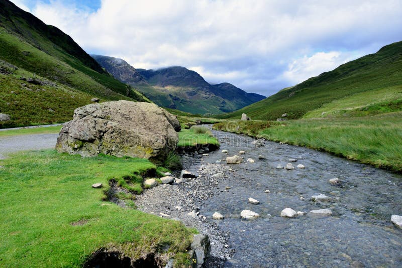 Gatesgarthdale beck e nuvole basse. Nuvole basse e nebbia per un luccio resistente e rosso