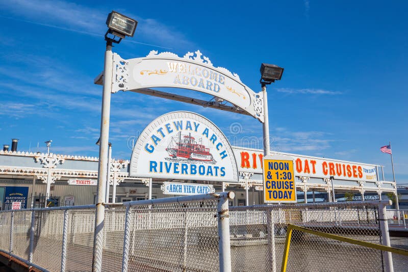 Gateway Arch Riverboat editorial photography. Image of louis - 58563742