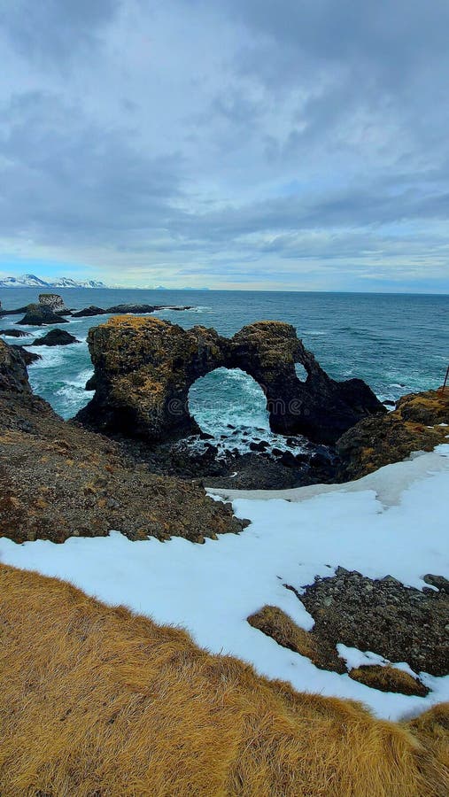 Gatklettur arche roche en arnarstapi photo stock