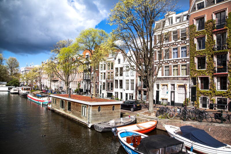 Gator av Amsterdam mycket av iklädda orange fira konungs för folk dag på April 27, 2015 av Amsterdam arkivbilder Gator av Amsterdam mycket av iklädda orange fira konungs för folk dag på April 27, 2015 av Amsterdam arkivbilder