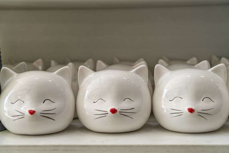 Gatos de recuerdos de la porcelana en el contador foto de archivo libre de regalías Gatos de recuerdos de la porcelana en el contador foto de archivo libre de regalías