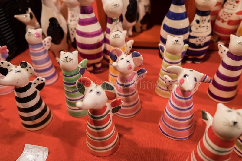 Gatos e estatuetas cerâmicos engraçados dos mouses para a venda imagens de stock Gatos e estatuetas cerâmicos engraçados dos mouses para a venda imagens de stock