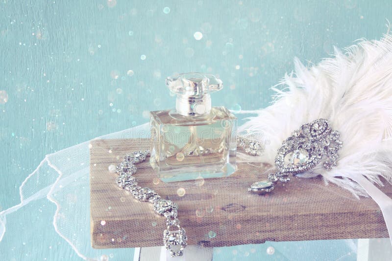 Gatsby stylu głowy dekoracja obok pachnidło butelki obraz stock