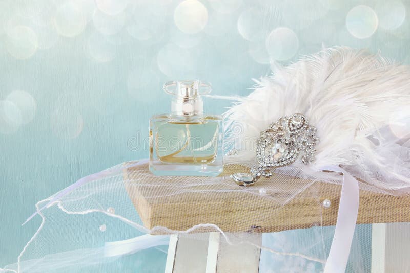 Gatsby stylu głowy dekoracja obok pachnidło butelki zdjęcie stock