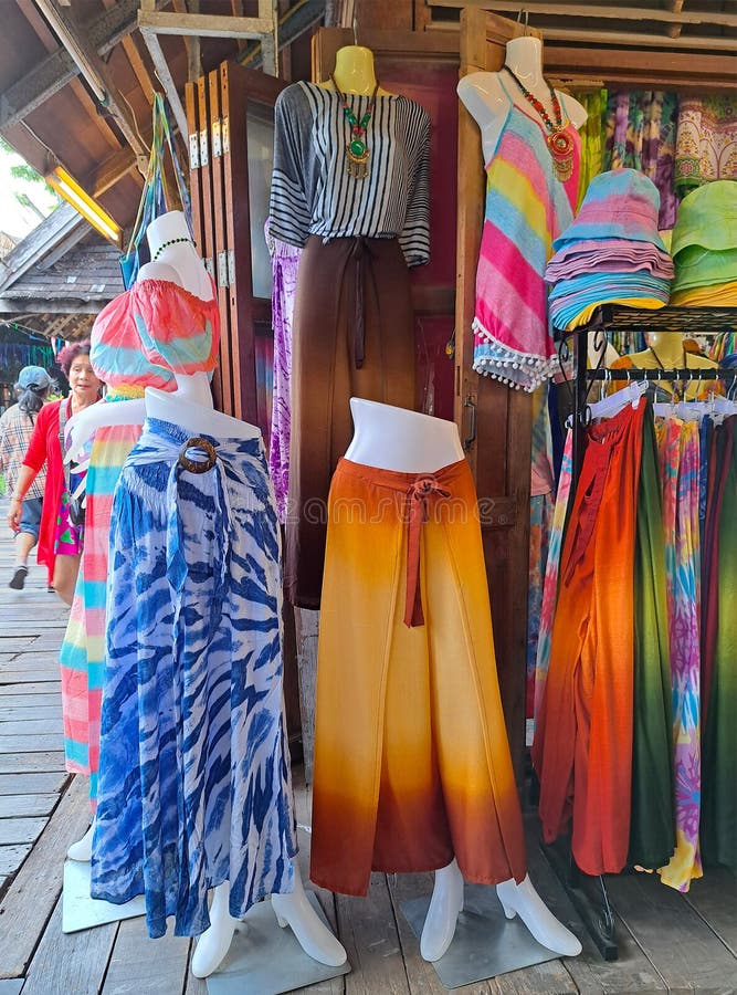 Gatustall som säljer ljusa kvinnliga byxor på marknaden i Thailand arkivbilder