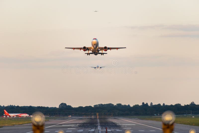 GATWICK lotnisko, ANGLIA, UK †'WRZESIEŃ 13 2018: Widok bezpośrednio zestrzela pas startowego gdy easyJet linii lotniczych samol obraz stock GATWICK lotnisko, ANGLIA, UK †'WRZESIEŃ 13 2018: Widok bezpośrednio zestrzela pas startowego gdy easyJet linii lotniczych samol obraz stock