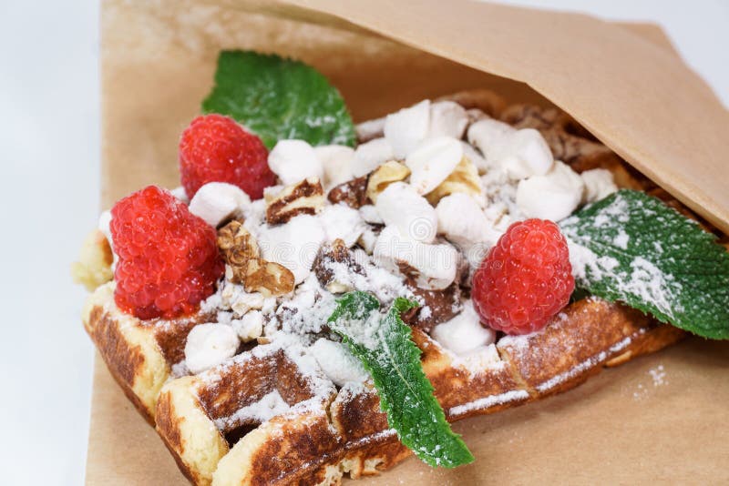 Gaufre belge avec le fruit et le sucre en poudre sur un fond blanc photo stock Gaufre belge avec le fruit et le sucre en poudre sur un fond blanc photo stock