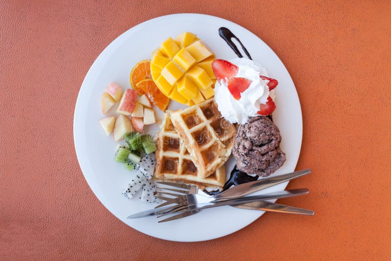 Gaufre mangue-orange de kiwi de pomme de fraise avec le cre de glace de chocolat photo stock Gaufre mangue-orange de kiwi de pomme de fraise avec le cre de glace de chocolat photo stock
