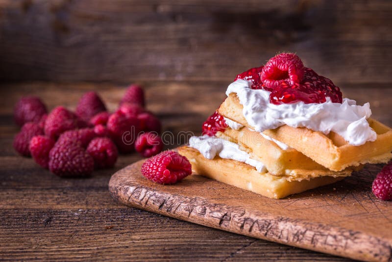 Gaufres belges avec les framboises et la double crème sur le RU images libres de droits Gaufres belges avec les framboises et la double crème sur le RU images libres de droits