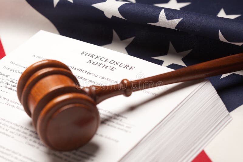 Gavel, bandeira americana e observação de Forclosure fotos de stock Gavel, bandeira americana e observação de Forclosure fotos de stock
