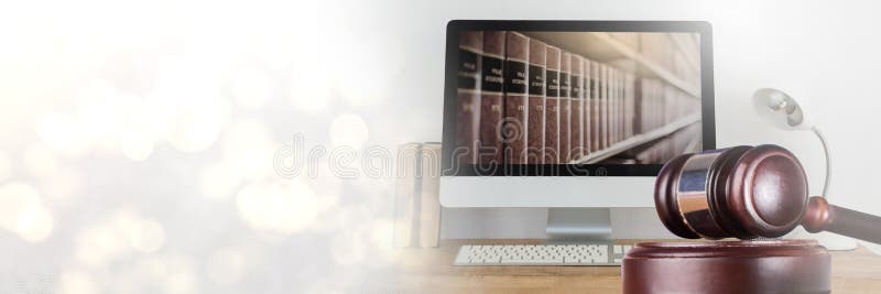 Gavel e computer con i libri di legge e giustizia con la transizione immagini stock libere da diritti Gavel e computer con i libri di legge e giustizia con la transizione immagini stock libere da diritti
