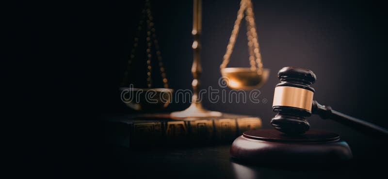 Gavel en bois et échelle de poids sur table images stock