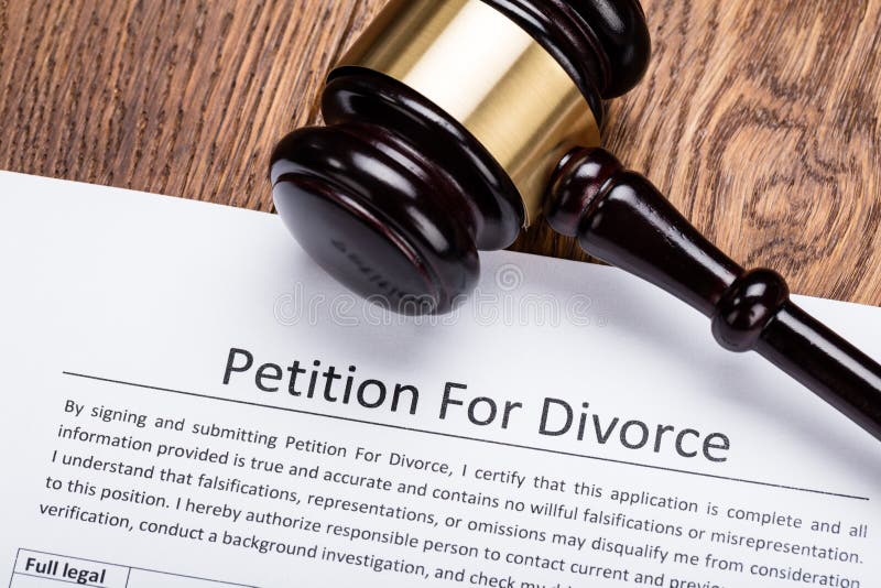 Gavel en bois sur la pétition pour le papier de divorce photo stock