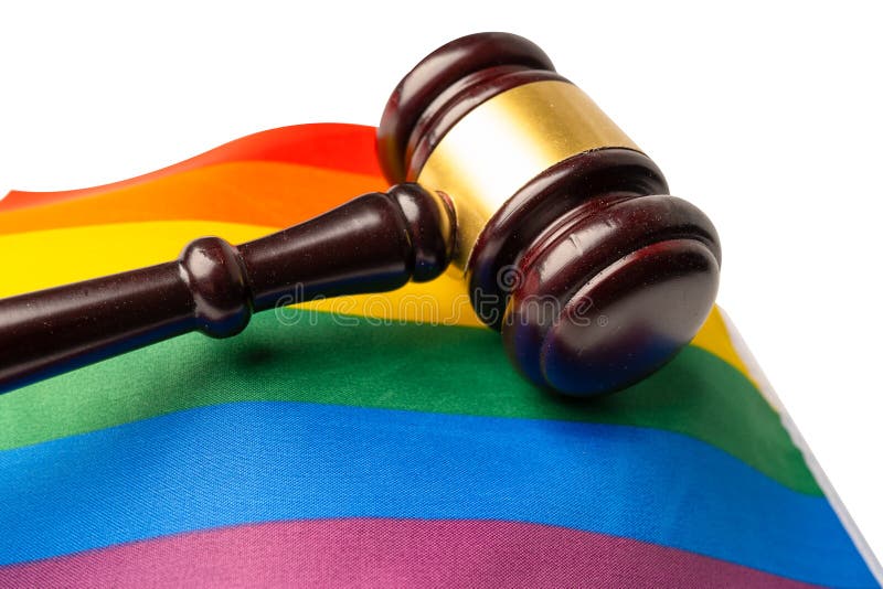 Gavel för domaradvokat på regnbågsflaggans symbol för den långa pridemånaden firar varje år i nybörjarsamhälle för homosexuella bi