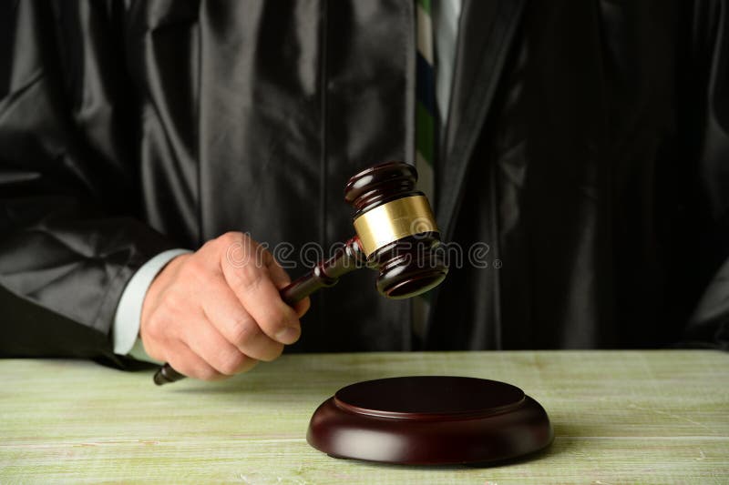 Gavel εκμετάλλευσης δικαστών στοκ εικόνες με δικαίωμα ελεύθερης χρήσης Gavel εκμετάλλευσης δικαστών στοκ εικόνες με δικαίωμα ελεύθερης χρήσης