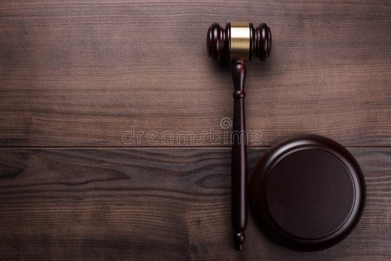 Gavel δικαστών στο καφετί ξύλινο υπόβαθρο στοκ φωτογραφία με δικαίωμα ελεύθερης χρήσης
