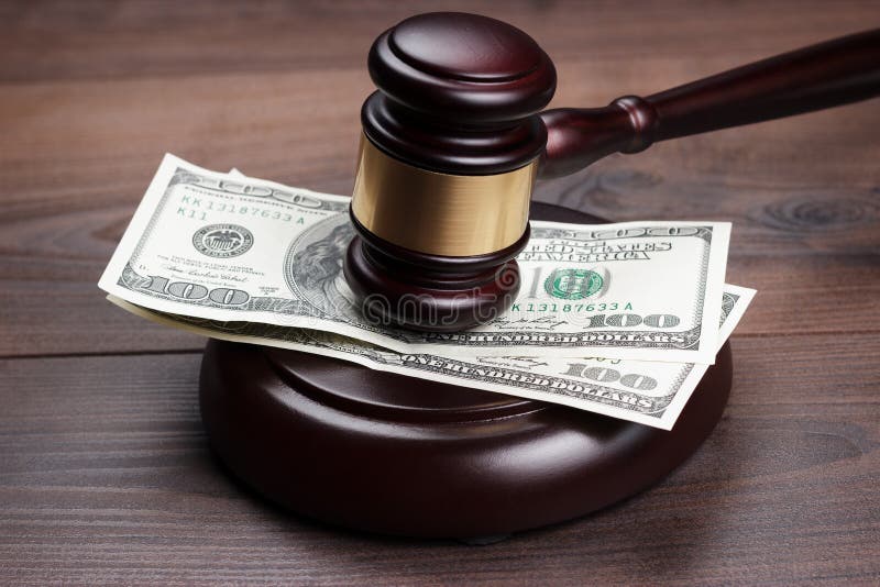 Gavel και χρήματα δικαστών στον καφετή ξύλινο πίνακα στοκ εικόνες με δικαίωμα ελεύθερης χρήσης