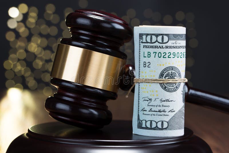 Gavel με το κυλημένο τραπεζογραμμάτιο στοκ φωτογραφίες με δικαίωμα ελεύθερης χρήσης Gavel με το κυλημένο τραπεζογραμμάτιο στοκ φωτογραφίες με δικαίωμα ελεύθερης χρήσης