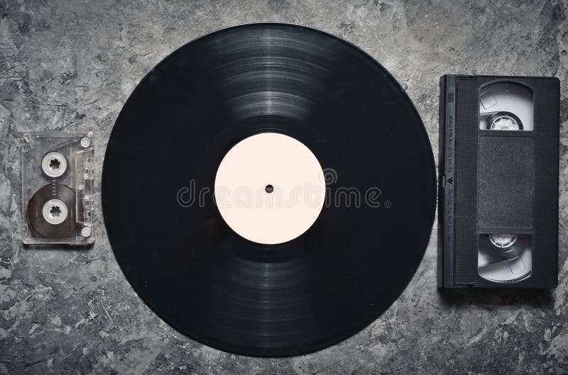 Gavetas de registro de vinil, audio e video em uma superfície concreta cinzenta Tecnologia retro dos meios dos anos 80 Vista supe fotos de stock Gavetas de registro de vinil, audio e video em uma superfície concreta cinzenta Tecnologia retro dos meios dos anos 80 Vista supe fotos de stock