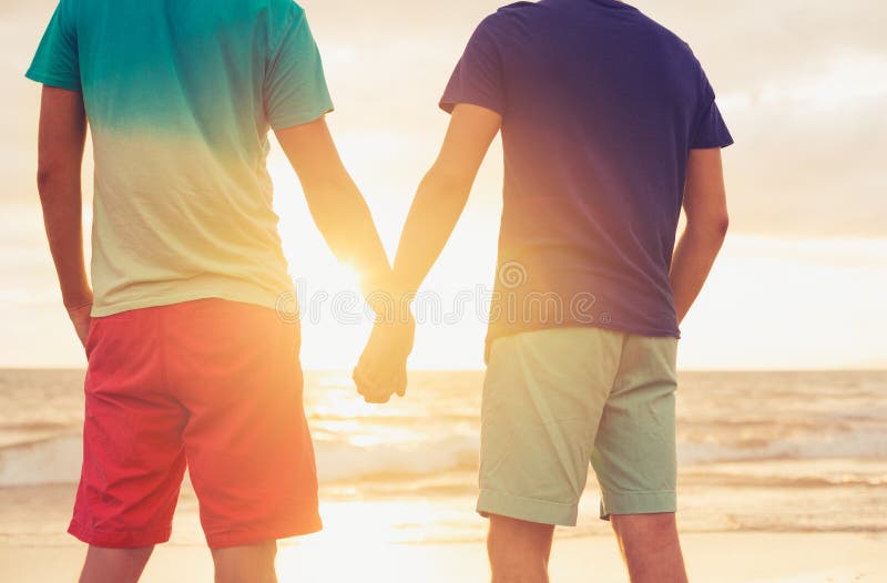 Glücklich Homosexuell paar Hände haltend Sonnenuntergang am Strand.