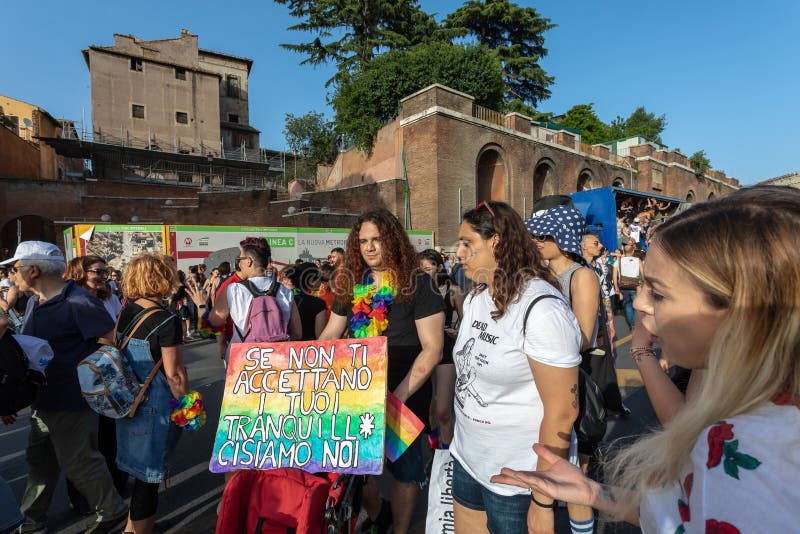 Gay Pride en Roma, Italia Muchedumbre de manifestantes en el cuadrado fotografía de archivo libre de regalías Gay Pride en Roma, Italia Muchedumbre de manifestantes en el cuadrado fotografía de archivo libre de regalías