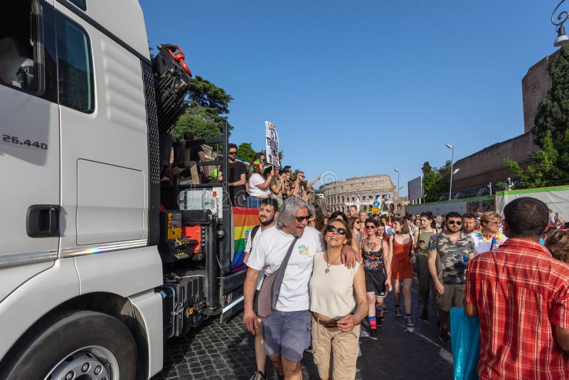 Gay Pride en Roma, Italia Muchedumbre de manifestantes en el cuadrado imágenes de archivo libres de regalías Gay Pride en Roma, Italia Muchedumbre de manifestantes en el cuadrado imágenes de archivo libres de regalías