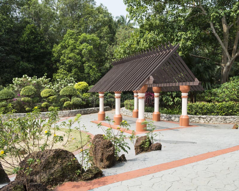 Gazebo al parco immagine stock. Immagine di decorativo 39343453