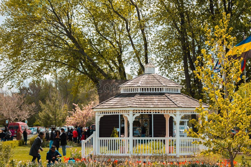 Gazebo auf Windmühleninsel in Holland Michigan während der Tulpenzeit lizenzfreies stockbild