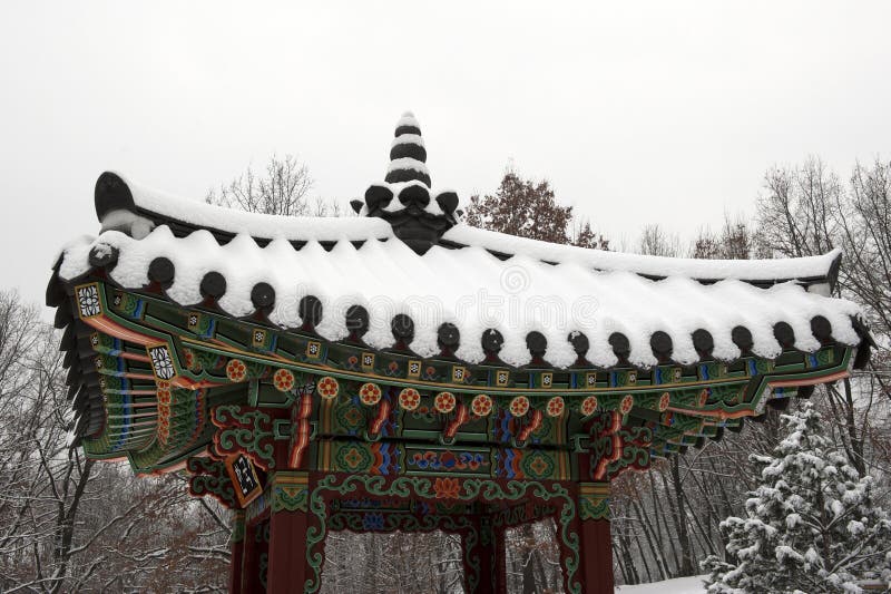 Gazebo coreano tradicional del jardín imágenes de archivo libres de regalías Gazebo coreano tradicional del jardín imágenes de archivo libres de regalías