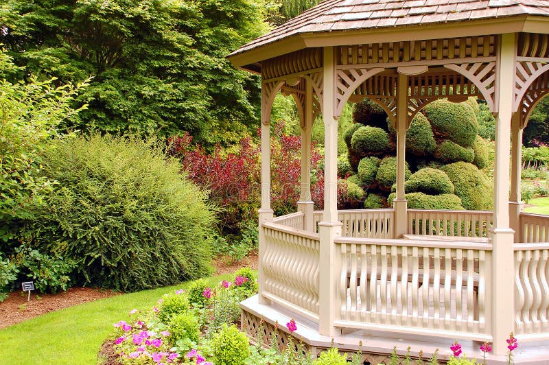 6,358 Photos de Gazebo En Bois Dans Le Jardin Photos de stock