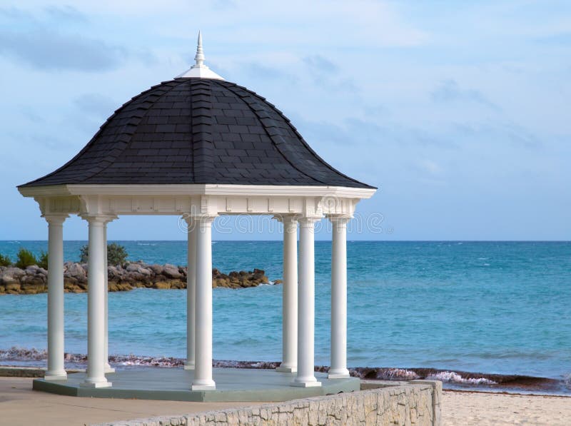 Gazebo de boda en una playa tropical imágenes de archivo libres de regalías