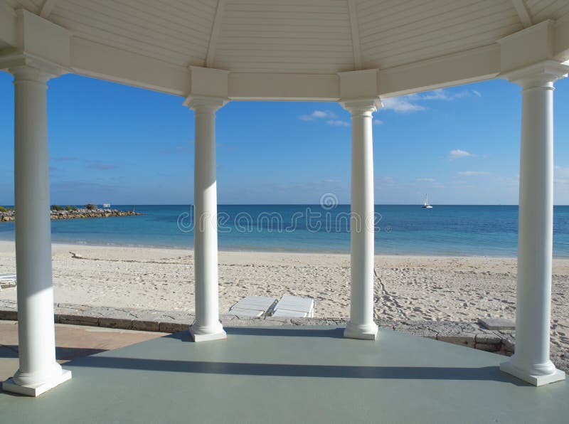 Gazebo de boda en una playa tropical foto de archivo