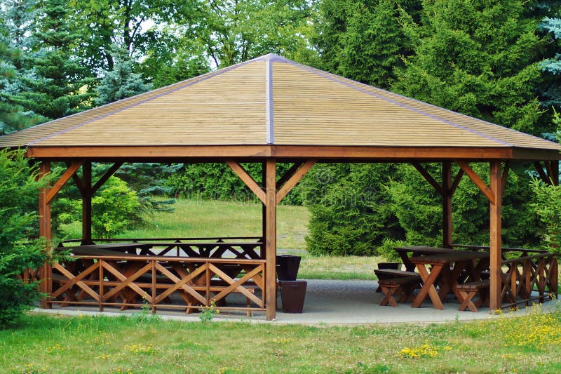 Gazebo De Madera En Parques De La Primavera Imagen de archivo Imagen