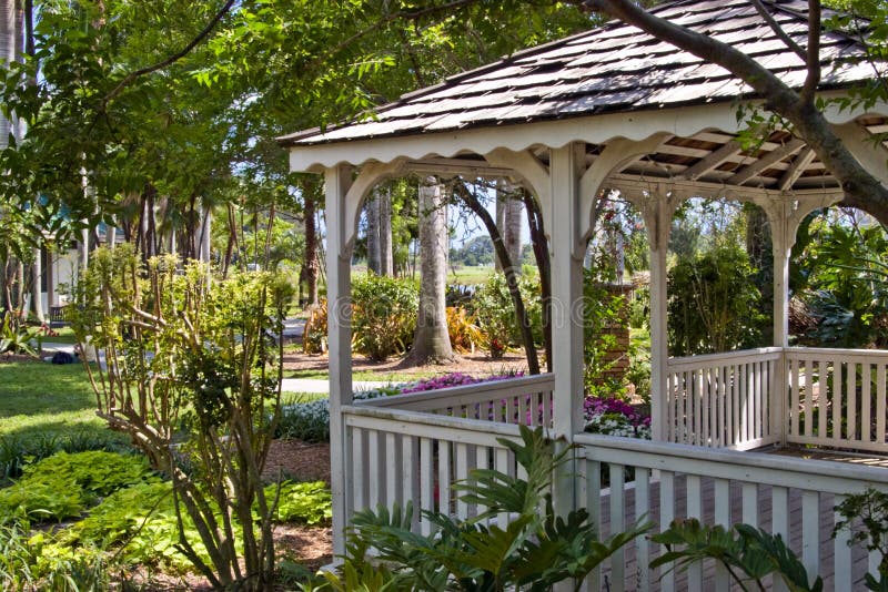 Kula Botanischer Garten. Maui. Hawaii. Weißer Gazebo. Tropische