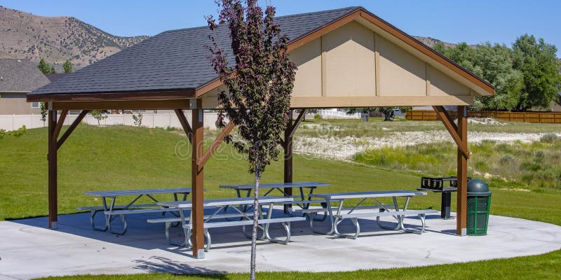 Gazebo mit Ansicht von Bergen an einem sonnigen Tag stockbild Gazebo mit Ansicht von Bergen an einem sonnigen Tag stockbild