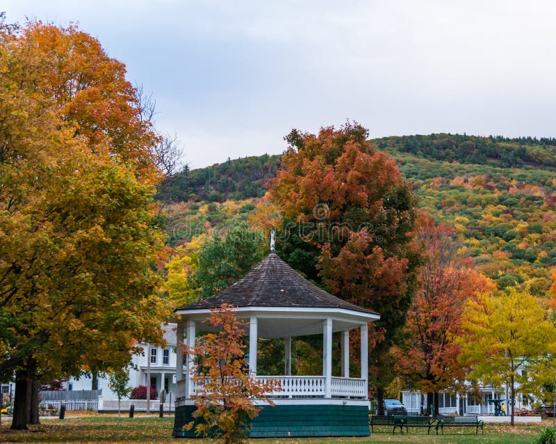 Gazebo Op Dorp Groen in Daling Van Vermont Stock Afbeelding Image of