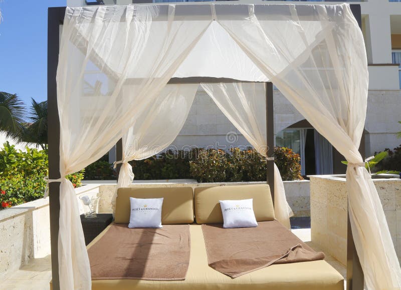 Gazebo promozionale del champagne di Chandon e di Moet alla località di soggiorno ed al casinò inclusivi di Royalton fotografia stock libera da diritti Gazebo promozionale del champagne di Chandon e di Moet alla località di soggiorno ed al casinò inclusivi di Royalton fotografia stock libera da diritti
