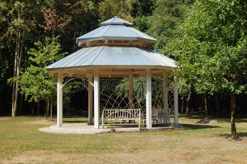 Gazebo, pérgola en parques y los jardines - relájese y desenrolle foto de archivo libre de regalías Gazebo, pérgola en parques y los jardines - relájese y desenrolle foto de archivo libre de regalías