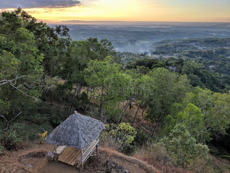 Gazebo sur la colline et le lever du soleil à Puncak Songgo Langit, Mangunan, Yogyakarta images libres de droits Gazebo sur la colline et le lever du soleil à Puncak Songgo Langit, Mangunan, Yogyakarta images libres de droits